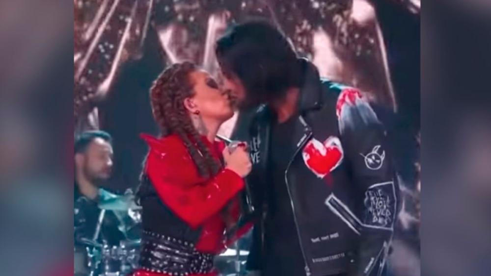 El impresionante beso de Beto Cuevas con Alejandra Guzmán! – Haahil de  Radio Turquesa