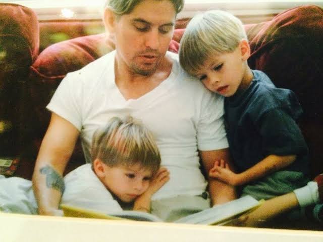 Cole Sprouse y Dylan Sprouse con su padre 