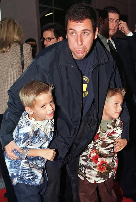 Cole Sprouse y Dylan Sprouse con Adam Sandler 