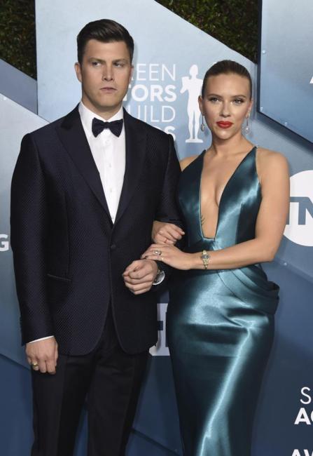 Colin Jost y Scarlett Johansson