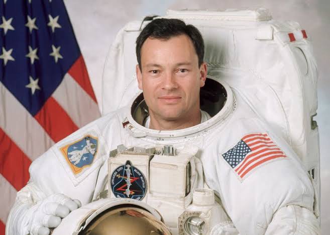 astronauta Michael López-Alegría